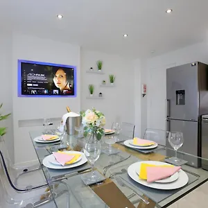 spacious-4br-city-centre-apartment-w-free-parking.edinburghhotelsuk.org/