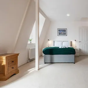 stunning-2br-penthouse-loft-in-cathedral-quarter.belfasthotelsireland.com/